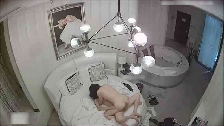 豪华酒店刚就业不久的年轻眼镜妹纸与单位客户经理开房啪啪啪边脱边激吻床上打2炮浴缸里打1炮连干3炮刺激